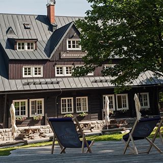 Na obrázku může být: dům, strom, obloha a venku